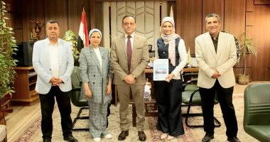آداب أسيوط تعرض إصدارا علميا دوليا خلال لقاء نائب رئيس الجامعة للدراسات العليا