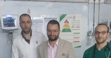 أطباء الفيوم العام ينقذون طفلا من الموت بعد سقوط مروحة على رأسه