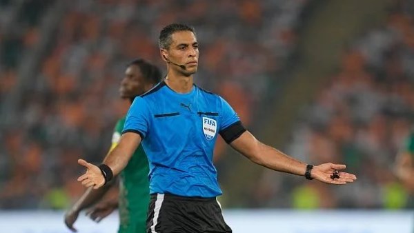 أمين عمر حكما رابعا.. فيفا يعلن طاقم مباراة العراق والنرويج في كأس العالم