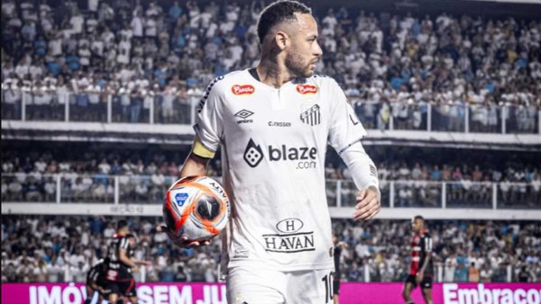 أول لاعب يعمل من المنزل.. رئيس البرازيل يسخر من إصابة نيمار في كأس العالم