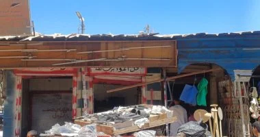 إزالة المحال القديمة بجوار موقف “هو” بنجع حمادي تمهيدًا لإنشاء بوابة ودورات مياه