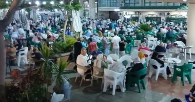 إقبال جماهيري كبير بالإسكندرية على مشاهدة افتتاح كأس العالم.. مباشر