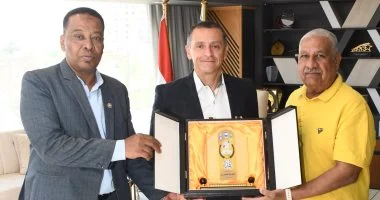 إهداء درع اتحاد نقابات عمال أسوان للمهندس عمرو لاشين