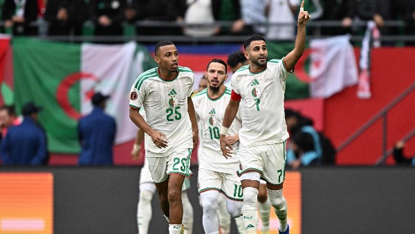 الجزائر يقلب النتيجة على الأردن ويفوز 2-1 في كأس العالم