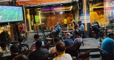 المقاهي ومراكز الشباب بالبحيرة تتحول إلى مدرجات جماهيرية لمتابعة المونديال