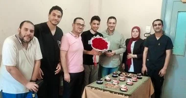 بالحلوى والورد.. احتفال بمستشفى بسيون لإنقاذ طفل من الموت بعد تعرضه للغرق