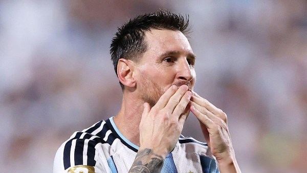 بعد ثلاثيته في الجزائر .. ميسي يصبح الهداف التاريخي لكأس العالم معادلاً رقم الألماني كلوزة