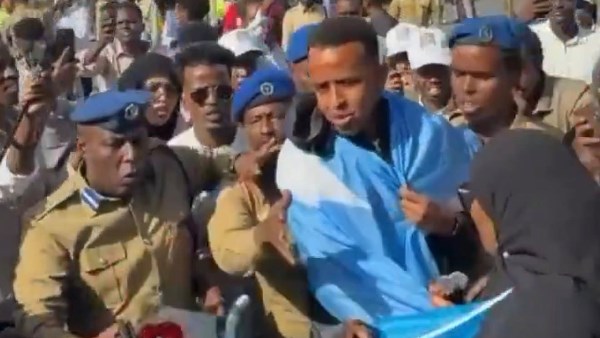 بعد صدمة المونديال.. حكم إنجليزي يطالب الفيفا بـ 100 ألف دولا للحكم عمر أرتان