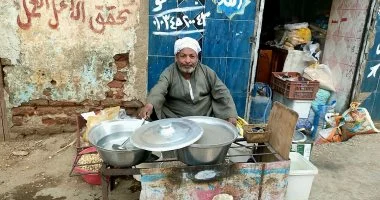 بـ«قرش واحد» بدأ رحلته قبل 50 عامًا.. العم محمود يواصل بيع الفول النابت
