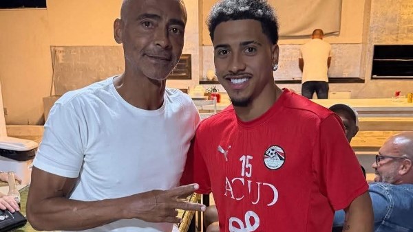 بيزيرا يثير تفاعل جماهير الزمالك بصورة مع روماريو وقميص منتخب مصر