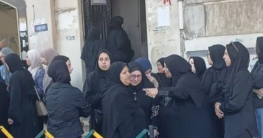 تجمع أقارب الفنان الشاب كريم عبد العليم أمام مسجد عواره بطنطا