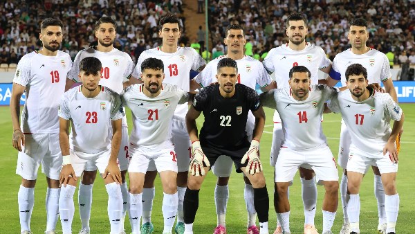 تخليدا لذكراهم.. لاعبو إيران يصلون المكسيك بدبابيس تذكارية لضحايا الحرب