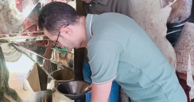 تموين سوهاج يضبط “ثاني أكسيد التيتانيوم” المحظور بإحدى محال العصائر