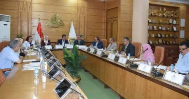 جامعة بنها تبحث إنشاء محطات طاقة شمسية ووحدات شحن سيارات كهربائية