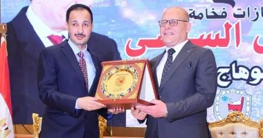 جامعة سوهاج تكرم محمد رشاد لدوره في إنجاح مؤتمر «إنجازات الرئيس السيسي» بجامعة سوهاج