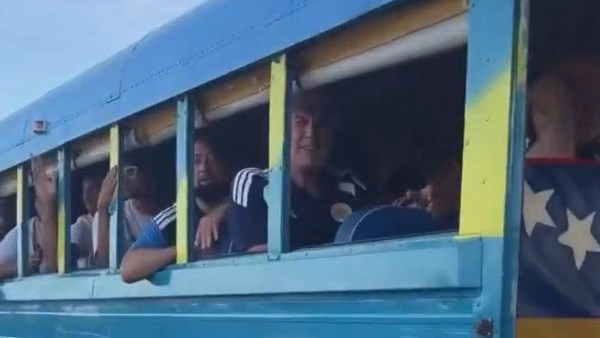 حافلة مدرسية.. وصول بعثة كوراساو إلى مقرها في كأس العالم