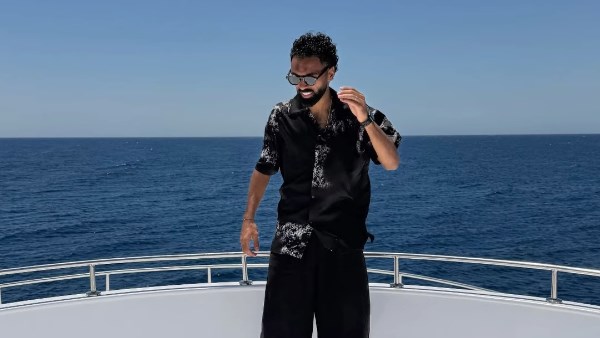 حسين الشحات يشارك جمهوره استمتاعه بالعطلة الصيفية