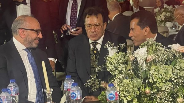 حوار طريف عن الزمالك بين حسام المندوه وأشرف صبحي بحفل زفاف نجل الأخير | صور