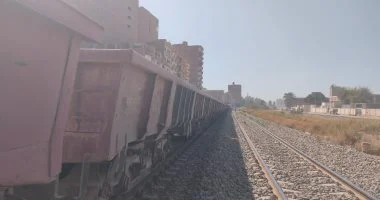 خروج عربة قطار بضائع عن القضبان في سوهاج.. مباشر