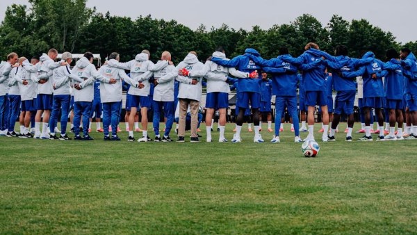 دقيقة صمت في معسكر فرنسا حدادًا على والدة ديشامب قبل مواجهة النرويج بكأس العالم 2026