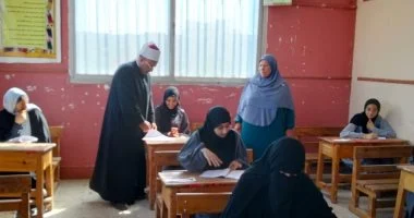 رئيس المنطقة يتابع امتحان الجغرافيا لطلاب الأدبي بالثانوية الأزهرية بالإسماعيلية