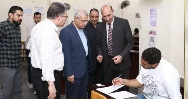 رئيس جامعة الزقازيق يتفقد امتحانات الترم الثانى بكلية الحاسبات والمعلومات