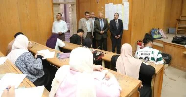 رئيس جامعة الفيوم يتفقد سير الامتحانات بعدد من الكليات