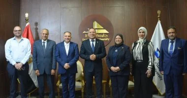 رئيس جامعة دمياط يعقد اجتماعًا مع ممثلي هيئة الاعتماد والرقابة الصحية