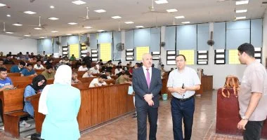 رئيس جامعة قناة السويس يتابع الامتحانات المسائية بكلية التجارة