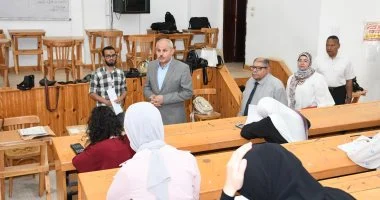 رئيس جامعة قناة السويس يتفقد امتحانات كلية التربية ويؤكد توفير مناخ آمن للطلاب