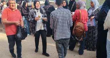 رئيس مدينة شبرا الخيمة توزع المياه والعصائر على طلاب الثانوية العامة أمام اللجان