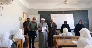 رئيس منطقة أسوان الأزهرية يتابع امتحان الفقه لطلاب القسم العلمى