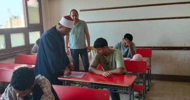 رئيس منطقة الإسماعيلية يتابع امتحانات الثانوية الأزهرية للقسم العلمي بمعهد محمد جبر
