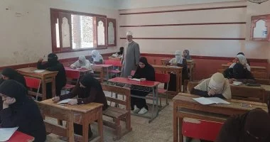 رئيس منطقة سوهاج الأزهرية يتفقد لجان العسيرات ويطمئن على سير امتحان الجغرافيا