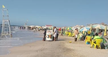 رحلات اليوم الواحد ترفع نسب الإشغال برأس البر.. إقبال كثيف على الشواطئ المجانية