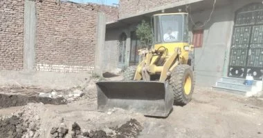 رفع 15 طن مخلفات وإيقاف أعمال بناء مخالف بمنطقة نجع مهيوب بحى شمال الأقصر