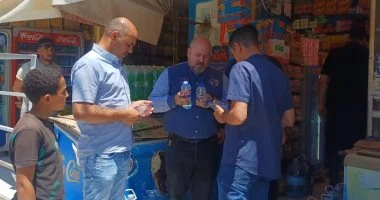 ضبط 3148 زجاجة مياه معدنية مجهولة المصدر وإزالة 75 إعلانًا مخالفًا بكفر الشيخ
