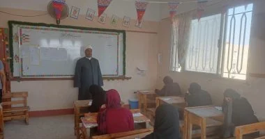 طلاب الثانوية الأزهرية بالإسماعيلية يؤدون امتحان الأحياء وسط أجواء هادئة