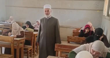 طلاب القسم العلمى بالشهادة الثانوية الأزهرية بسوهاج يؤدون امتحان الأحياء