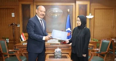 عقد عمل ومساعدة إنسانية من محافظ السويس لأسرة الطفل باسل