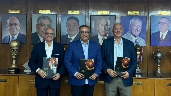 عمرو مصيلحي وأحمد حسن يوقعان عقود استضافة سبورتنج للبطولة العربية للأندية لسيدات السلة