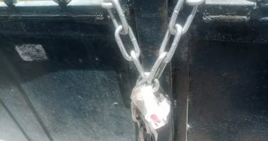 غلق وتشميع حمام سباحة وإنذار منشآت مخالفة لتقنين أوضاعها بنجع حمادى