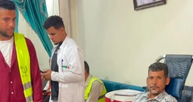 في اليوم العالمي للتبرع.. أهالي قنا يتبرعون بالدم: احنا ولاد البلد ولازم نساعد