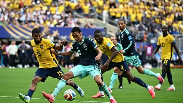 فيليب لام يطالب بتغيير تشكيل ألمانيا.. ويطالب بعودة «كيميتش» إلى وسط الملعب
