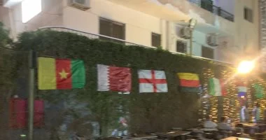 قبل انطلاق مباراة مصر وبلجيكا.. مجسم كأس العالم مقاهى الغردقة.. مباشر