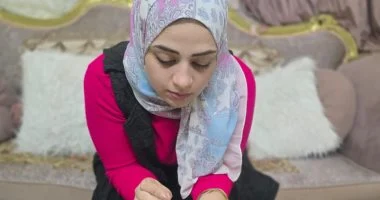 قصة نجاح منة الإسكندانى فى تصنيع المشغولات اليدوية من الخرز بالمحلة