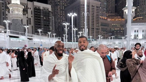 لاعب باريس سان جيرمان السابق يروي رحلته إلى الإسلام وزيارته المؤثرة لمكة