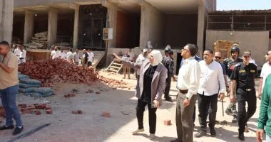 مالكه استغل إجازة العيد.. محافظ القليوبية يشهد إزالة مبنى مخالف بشبرا الخيمة