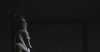 متحف الأقصر يختار تمثالى الإله آتوم والملك حور محب قطعة شهر يونيو.. تفاصيل