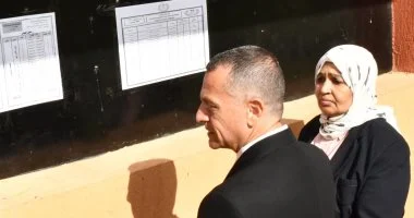 محافظ أسوان يتابع امتحانات الثانوية العامة داخل لجنة المكفوفين